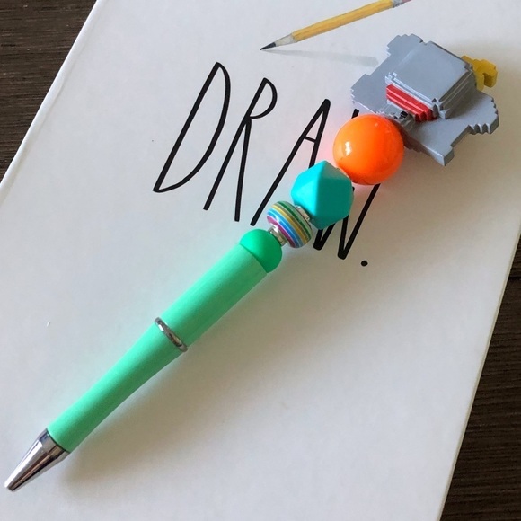 Disney Doorables: Dumbo: Dumbo pixel handmade beaded pen - Picture 3 of 3